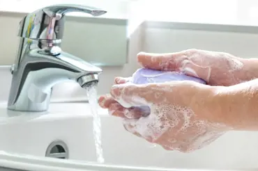 Správné mytí rukou není žádná věda. Přesto to drtivá většina lidí dělá špatně