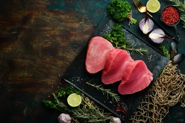 Víte, jak poznat kvalitního tuňáka v plechovce? Zkuste nejlepší recepty i z toho čerstvého