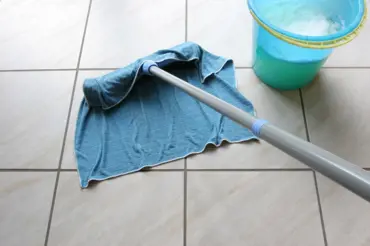 Jak vytírat podlahu bez drahého mopu: Udělejte díru do hadru a můžete začít