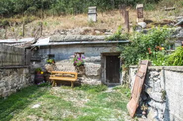 Někteří Slováci donedávna bydleli ve skalních obydlích. Styděli se, přitom jde o úžasné bydlení