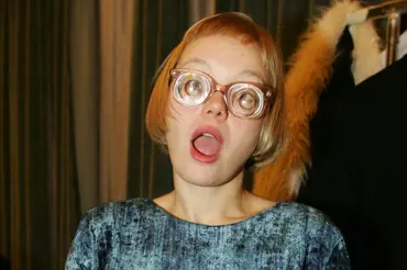 Takhle dnes vypadá brýlatá Lenka Plačková z Čundrcountry show. Poznáte ji bez brýlí? Je jí 48 a je krásná