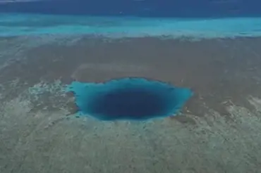 Vědci spustili kameru do Dračí díry, nejhlubší modré díry světa. Podívejte na zázrak, který natočili