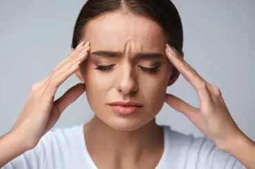 6 věcí, které znají jen lidé trpící migrénou. Jak rozpoznat spouštěče a vyhnout se jim?