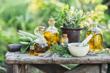 Aromaterapie pro tělo: Zjistěte, na co který esenciální olej a bylina funguje