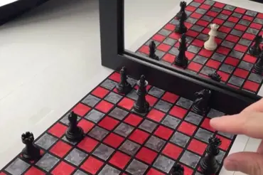 Touto optická iluze zmate o šachové velmistry. 99 % lidí nezjistí, proč se královna objeví jen v zrcadle