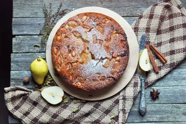 Voňavý hruškový podzimní koláč: Stačí miska, vařečka a pár surovin