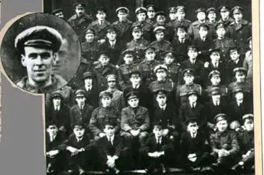 Tato fotka vojáků z 1. sv. války vyděsila svět: Nikdo nechápe, jak se na ní vzal muž v 6. řadě