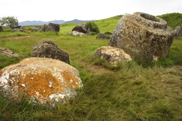 Vědci nalezli mnoho záhadných obřích kamenných nádob. Netuší, proč a kdy vznikly