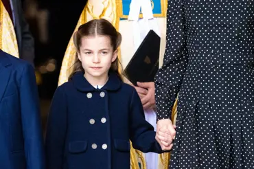 Princezna Charlotte je na novém snímku k 8. narozeninám jako kopie prince Williama