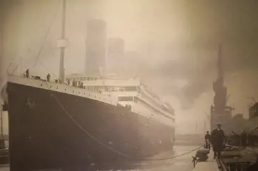 Moře vyplavilo po sto letech lahev se vzkazem dvanáctileté dívky z Titaniku. Vědci jsou z obsahu zmatení