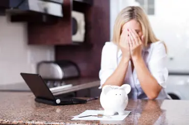 Ženy se stydí půjčovat v bance a nejčastěji se zadlužují kvůli rodině nebo muži