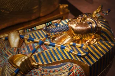 Video: Vědci podrobili Tutanchamonovu mumie CT skenování a našli nepřirozenou anomálii v lebce