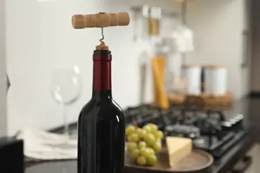 Jak otevřít láhev vína bez vývrtky? Tento trik budete používat až do smrti