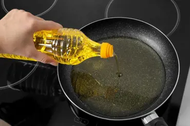 Vyléváte olej po smažení do dřezu nebo záchodu? Pak vám může hrozit pořádná pokuta