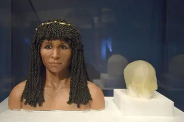 Scan odkryl tvář mumie Zlaté dámy. Pod krásnou maskou se skrýval děsivý obraz