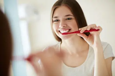 Bělení zubů doma: 5 osvědčených způsobů, jak dosáhnout bělejších zubů