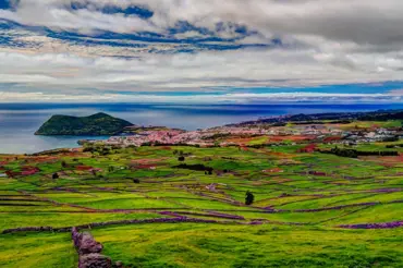 Azorské ostrovy: Nádherná příroda, černé pobřeží a gastronomie ovlivněná lávou