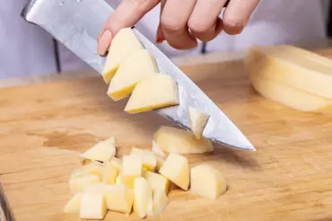 Nevyhazujte ztvrdlý sýr: Stačí ho namočit do této tekutiny a bude zase k jídlu