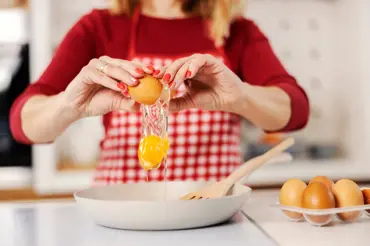 Vaječná jídla z první republiky: Vyzkoušejte Dobro, Žloutkové koláčky nebo Cukrová vajíčka