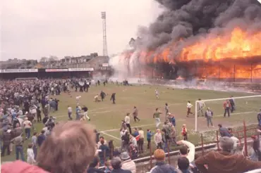 Čtyři minuty rozpoutaly hořící peklo: Při fotbalovém zápasu v zemřelo 65 lidí