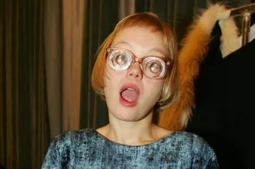 Takhle dnes vypadá brýlatá Lenka Plačková z Čundrcountry show. Poznáte ji bez brýlí? Je jí 48 a je krásná