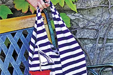 Nápad pro stylovou plážovou tašku: Ušijte ji z námořnického trička 