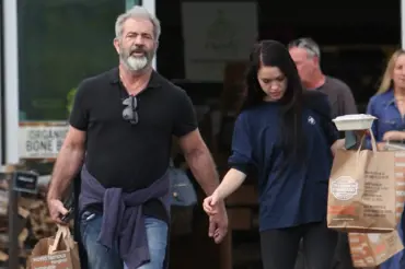 Romantická plavba po Vltavě: Mel Gibson si Prahu užívá s krásnou českou modelkou