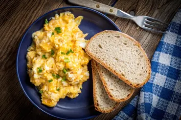Míchaná vajíčka 3x jinak: Vyberte si pro sebe ten nejlepší recept! + VIDEO