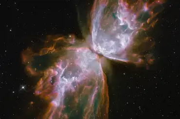 Bílý trpaslík krade plyn hvězdě. Hubbleův teleskop zachytil v Motýlí mlhovině neuvěřitelnou věc