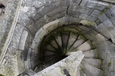 Hádanka pro chytré: Napadnete vás, proč jsou na středověkých hradech jen pravotočivá schodiště?