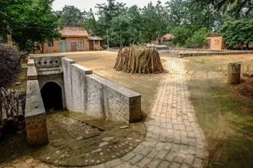 Podzemní vesnice v Číně je stará 4000 let a stále tu bydlí lidé. Dron pořídil úžasné záběry. Podívejte!