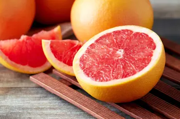 Vědci: Pokud berete léky na vysoký cholesterol, buďte s tímto ovocem opatrní