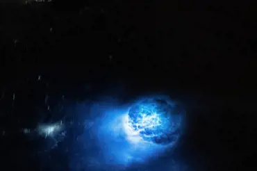Video: Kosmonauti na vesmírné stanici zachytili v zemské atmosféře zářící koule