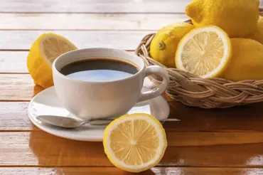 Proč je káva s citronem schopná udělat s naším tělem zázraky
