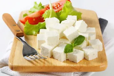 Domácí balkánský sýr z mléka a citronu: Vynikající a 3x levnější než kupovaný