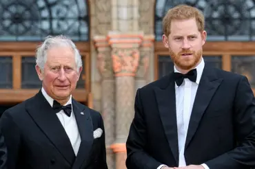 V minulosti se nerozloučil s Philipem ani Alžbětou II., Harry nechce opakovat chyby, má strach o otce