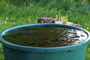 Geniální triky zahradníka, aby voda v sudech nepřetékala a led nádoby neroztrhal