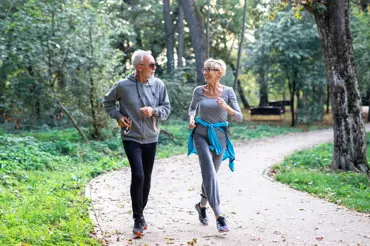 Kolik kroků denně musíte ujít ve 40, 50 a 60 letech, abyste zhubli? Staří překvapivě málo, vyplatí se to