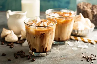 Nejlepší ledovou kávu připravíte v zavařovačce: Skvělá z turka i z rozpustné