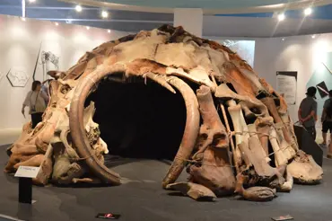 Podívejte, jak chytře bydleli lidé před 25000 lety. Vědci postavili původní dům z kostí mamutů