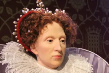 Panenská královna Alžběta I. chorobně závislá na své vizáži. Takto by vypadala dnes, jako moderní žena