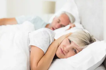 Nespavost: Zkuste oddělené ložnice, ženy mají spát více než muži. O hodinu!