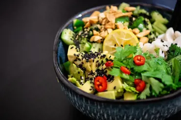 Chutná a zdravá veganská poke bowl: Jak ji připravit?