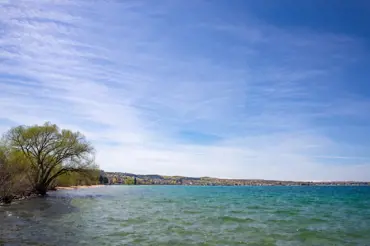 Video: Na dně jezera vědci našli další, ještě záhadnější Stonehenge. Je to objev století, tvrdí
