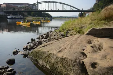 Ve vyprahlých řekách Evropy se objevily kameny se znepokojivými zprávami