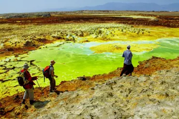 Video: Barevná poušť v Etiopii je nádherná, ale je peklem na Zemi