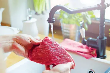 Musí se maso před vařením opravdu mýt? Mnoho lidí to neví a dělá chybu