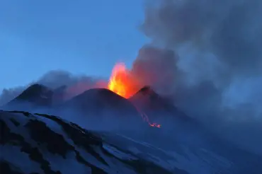 Sicilská sopka Etna vybuchla a chrlí gejzíry lávy stovky metrů vysoko. Podívejte na úžasné záběry