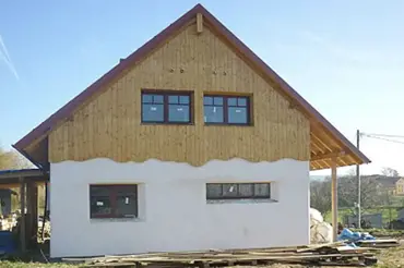 Manželé si u Brandýsa nad Orlicí svépomocí postavili dům ze dřeva, slámy a hlíny. Výsledek je úžasný