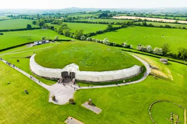 Newgrange: Starší než Stonehange. Při zimním slunovratu se opakuje zázrak